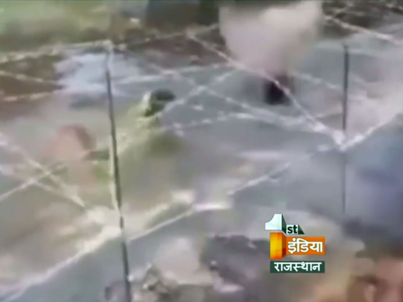 Во время тренировки боевики стреляют из автомата в землю перед головой ребенка