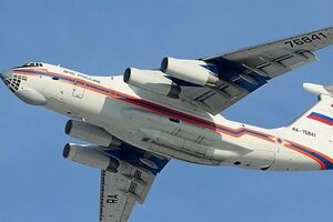 Пассажиров сопровождают оперативная группа МЧС и психологи