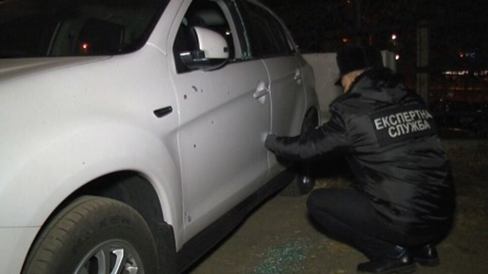 Три автомобиля получили осколочные повреждения кузова, колес, окон и лакокрасочного покрытия