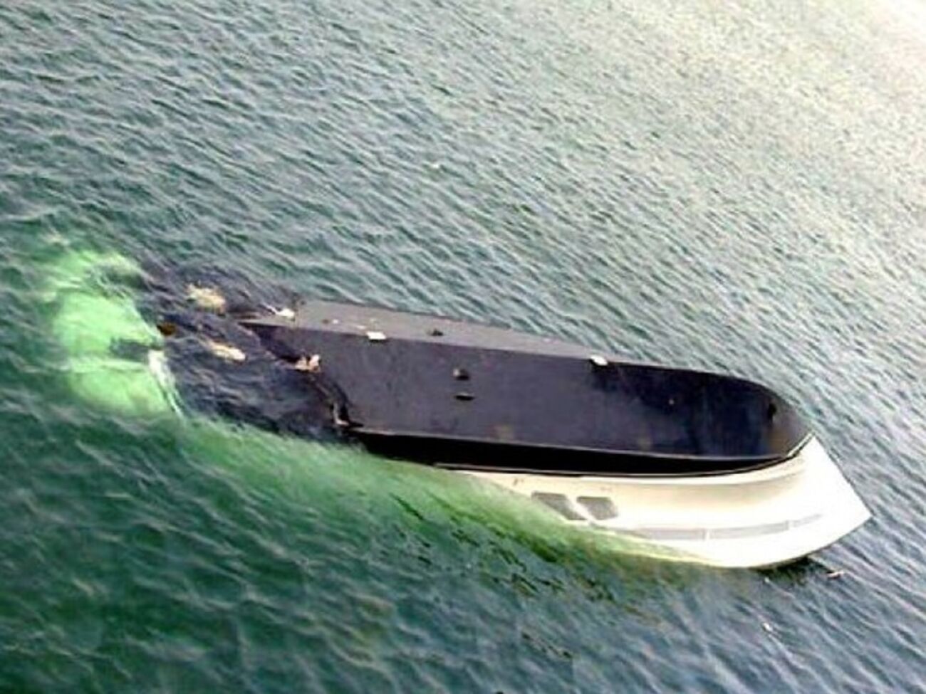 Катер, по данным Гайдар, перевернулся из-за шторма