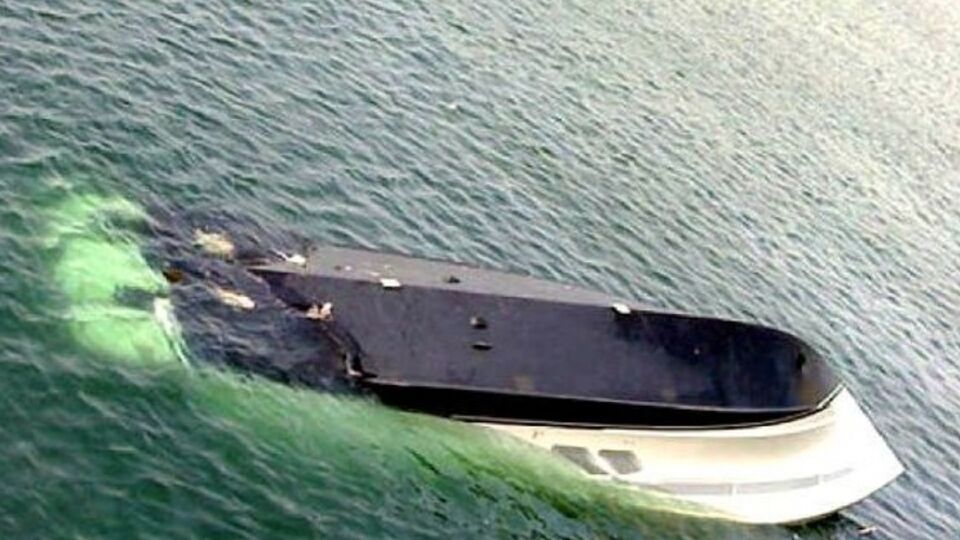 Катер, по данным Гайдар, перевернулся из-за шторма