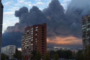 В Санкт-Петербурге спасатели 15 часов борются с огнем на складе. Фоторепортаж