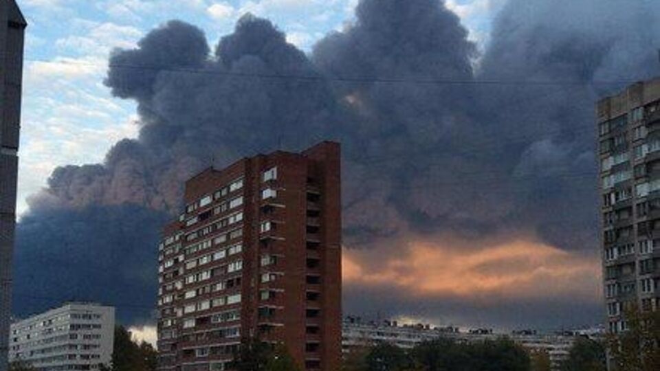 В Санкт-Петербурге спасатели 15 часов борются с огнем на складе. Фоторепортаж