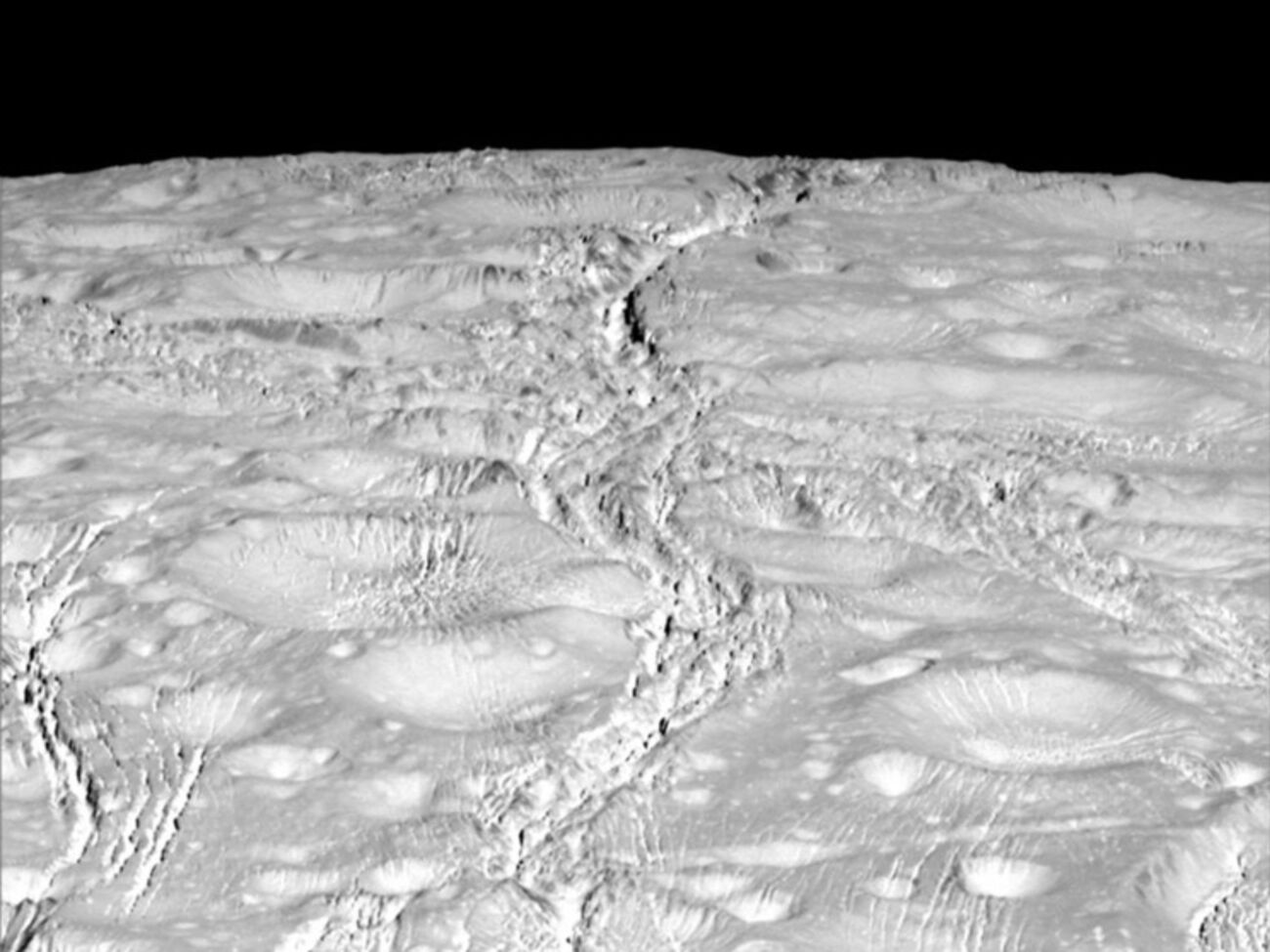 Cassini продолжает исследование Сатурна и его спутников