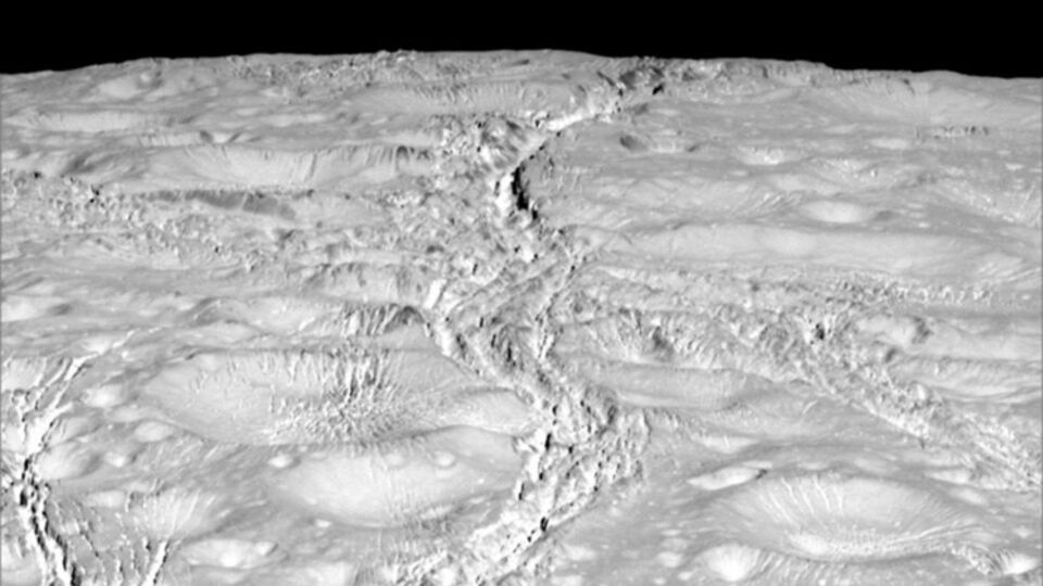 Cassini продолжает исследование Сатурна и его спутников