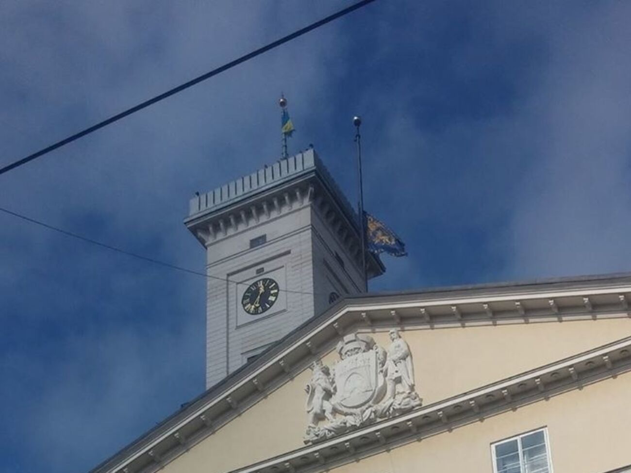 Во Львове приспустили флаги в знак солидарности с Одессой, где сегодня день траура