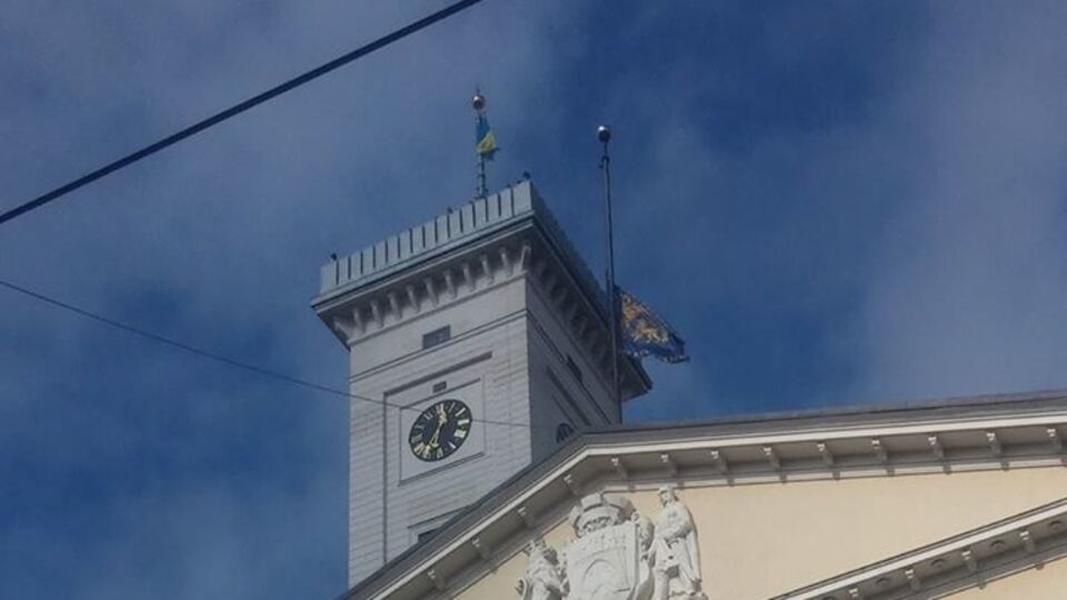 Во Львове приспустили флаги в знак солидарности с Одессой, где сегодня день траура