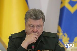 В течение трех дней петиция должна поступить на рассмотрение к президенту, после чего у Порошенко будет 10 рабочих дней, чтобы дать свой ответ