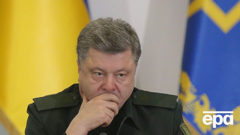 В течение трех дней петиция должна поступить на рассмотрение к президенту, после чего у Порошенко будет 10 рабочих дней, чтобы дать свой ответ