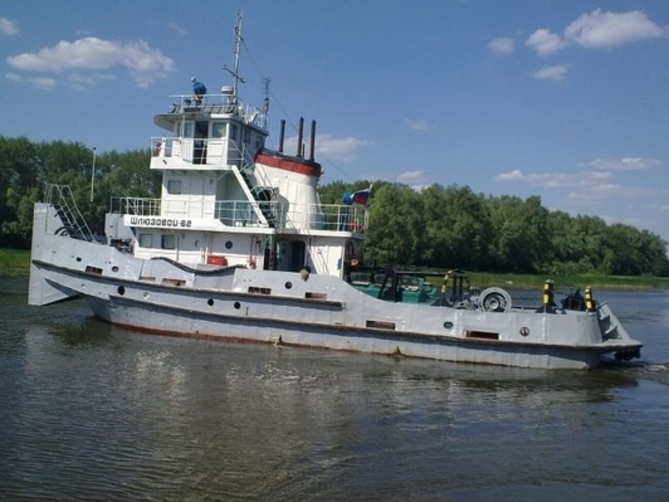 Из-за взрыва мужчину отбросило в воду