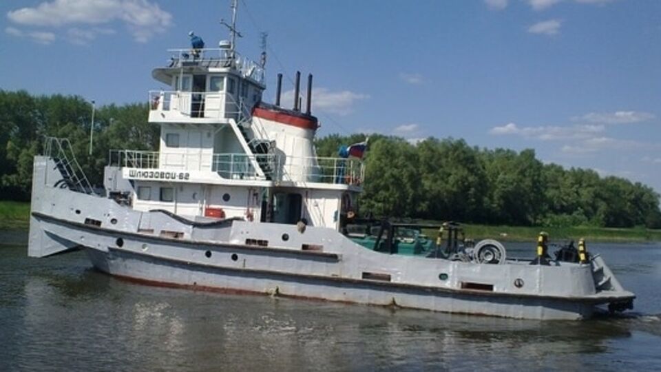 Из-за взрыва мужчину отбросило в воду