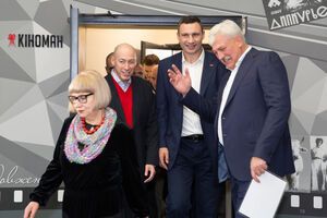 В открытии реконструированного "Жовтня" приняли участие мэр Киева Виталий Кличко и депутаты Киевсовета Дмитрий Гордон, Вячеслав Непоп, а также директор кинотеатра "Жовтень" Людмила Горделадзе