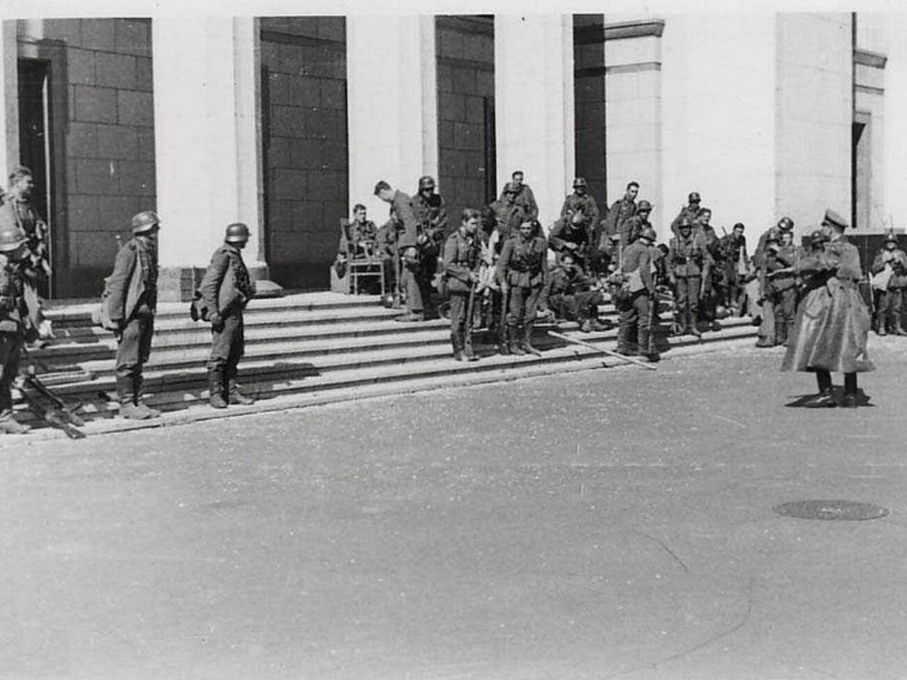 Немецкие отряды возле здания Верховного совета УССР