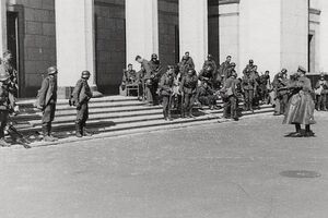 Немецкие отряды возле здания Верховного совета УССР