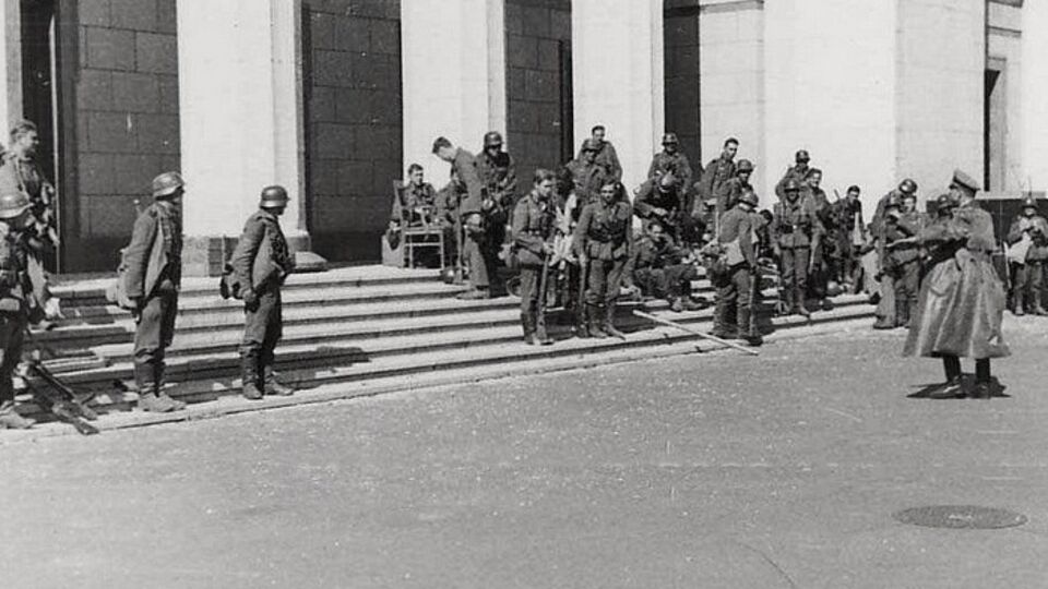 Немецкие отряды возле здания Верховного совета УССР
