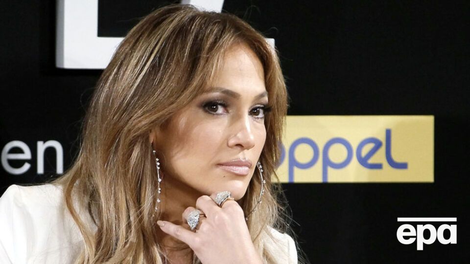 Американская певица латиноамериканского происхождения Дженнифер Лопес требует инкрустированные бриллиантами наушники, наличие персонального пляжа и кожаное сидение для унитаза.