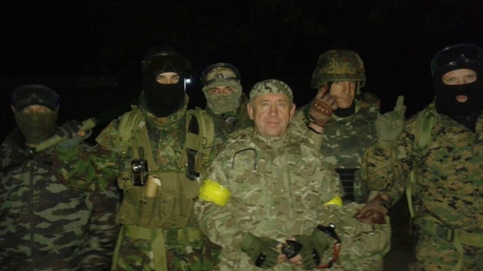 К блокированию типографии и теризбиркома в Мариуполе присоединился "Правый сектор"