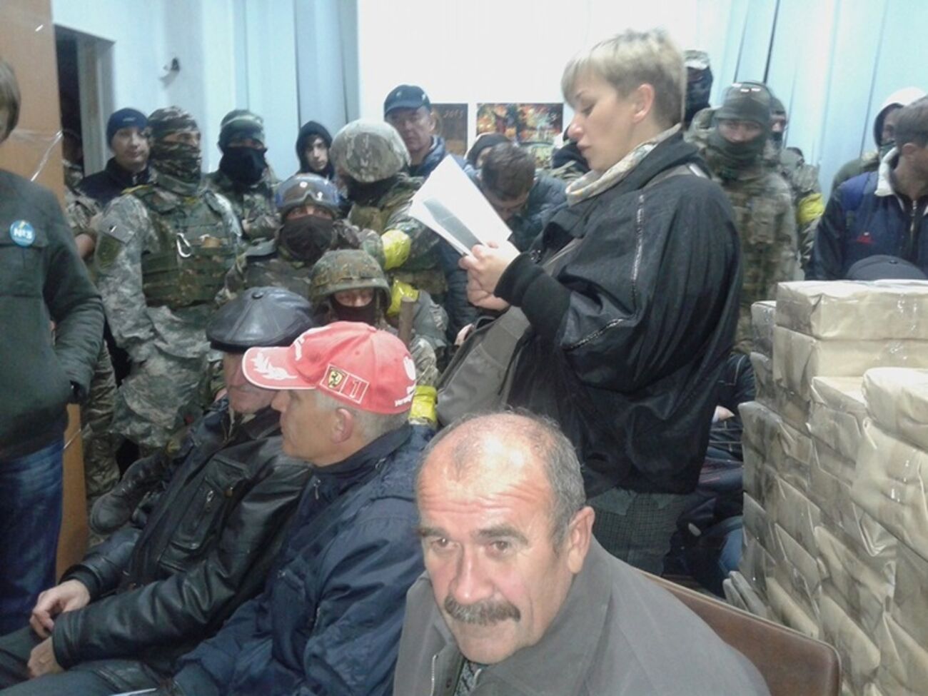 Мариупольские активисты попали в здание типографии и следят за печатью и упаковкой бюллетеней