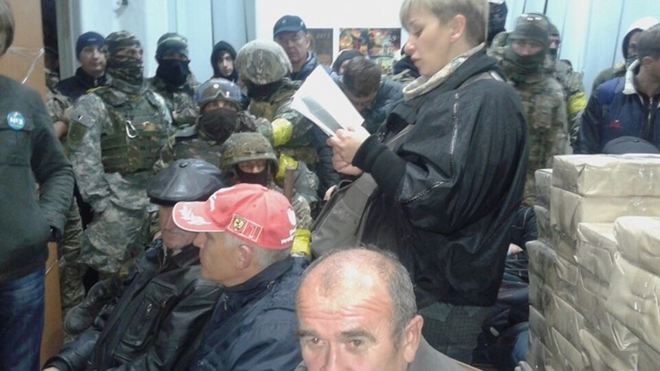 Мариупольские активисты попали в здание типографии и следят за печатью и упаковкой бюллетеней