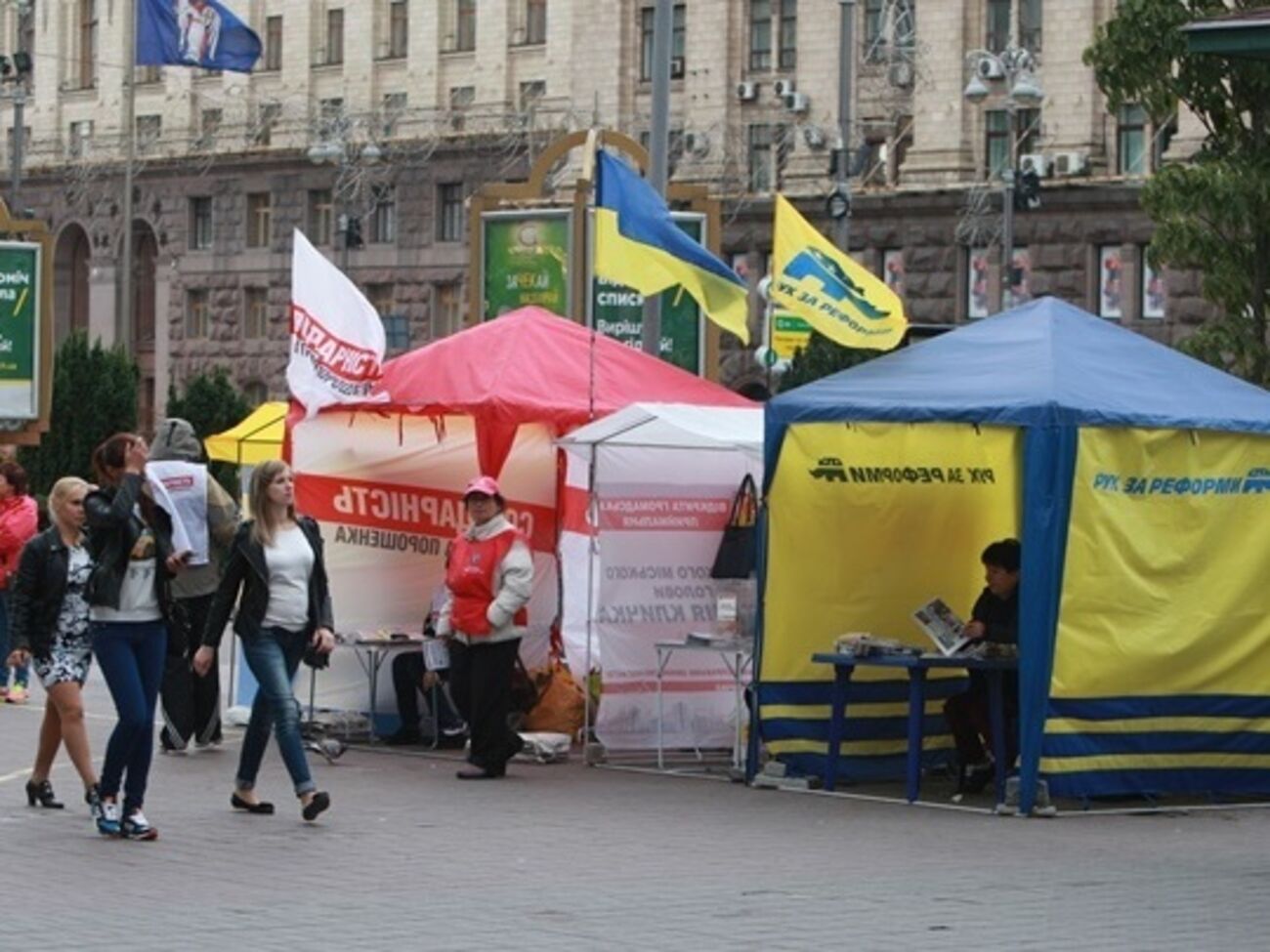 Евгений Кузьменко:&nbsp;На пути к трамвайной остановке минуешь с десяток агитационных палаток разных цветов