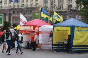 Евгений Кузьменко: На пути к трамвайной остановке минуешь с десяток агитационных палаток разных цветов