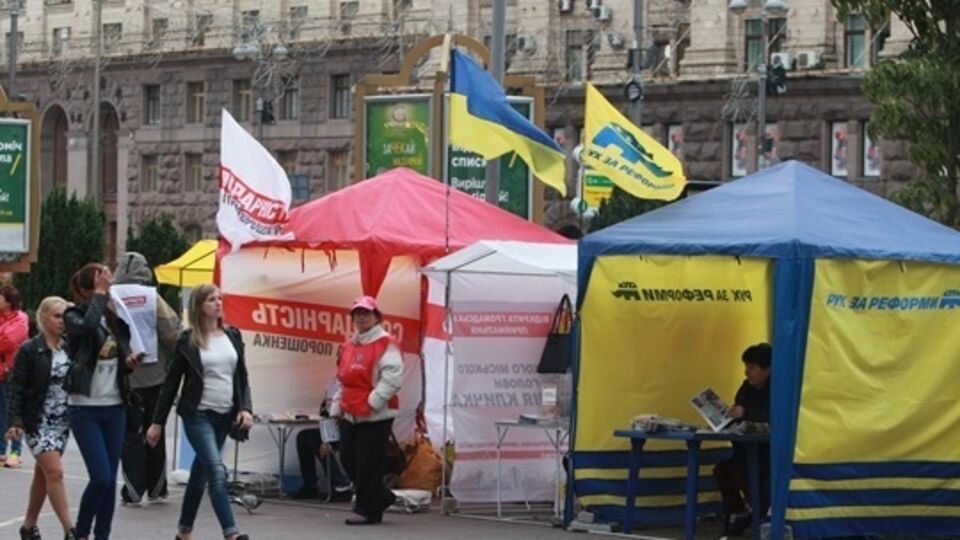 Евгений Кузьменко: На пути к трамвайной остановке минуешь с десяток агитационных палаток разных цветов