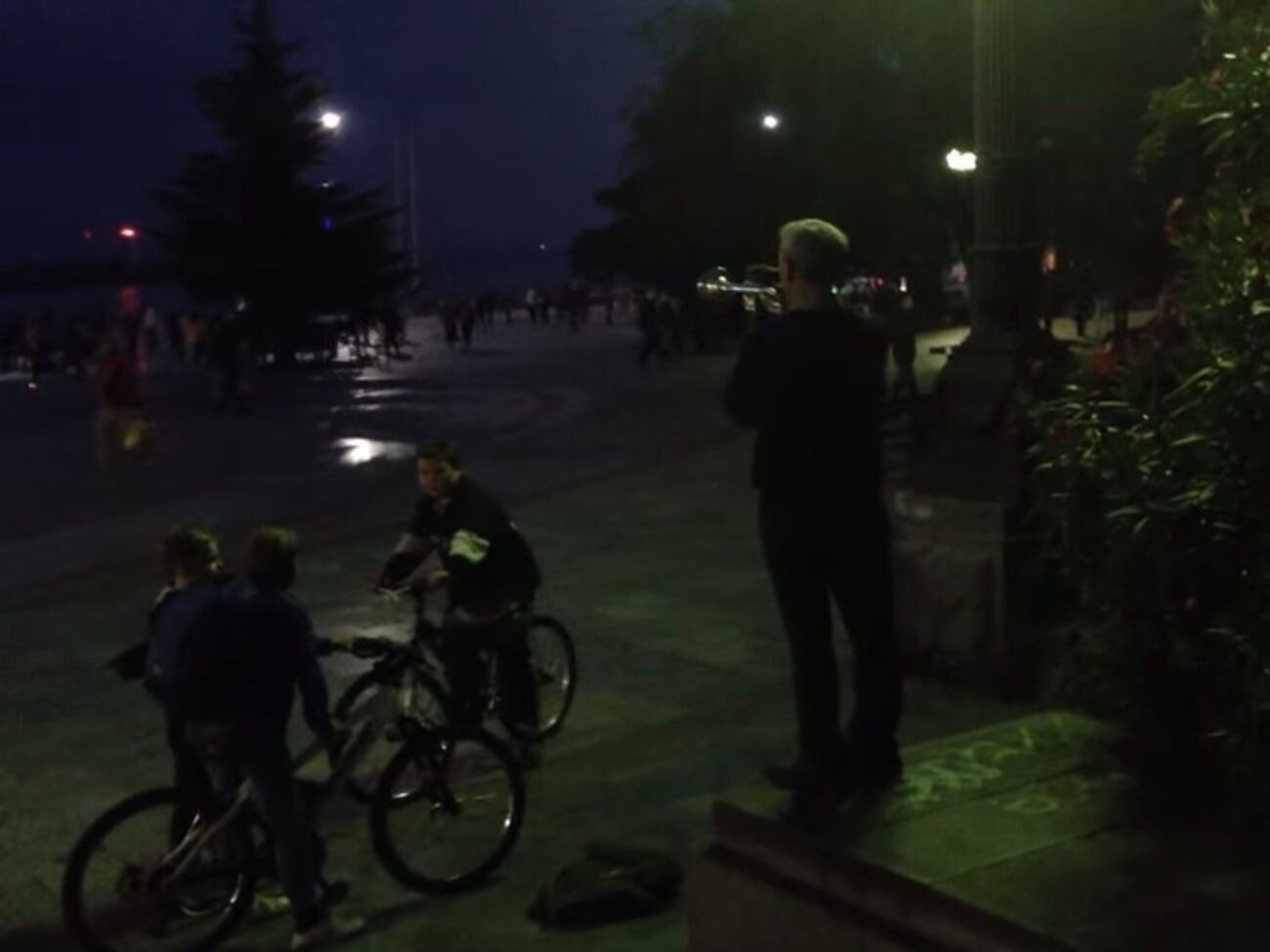 Трубач исполнил национальный гимн Украины на набережной в Ялте