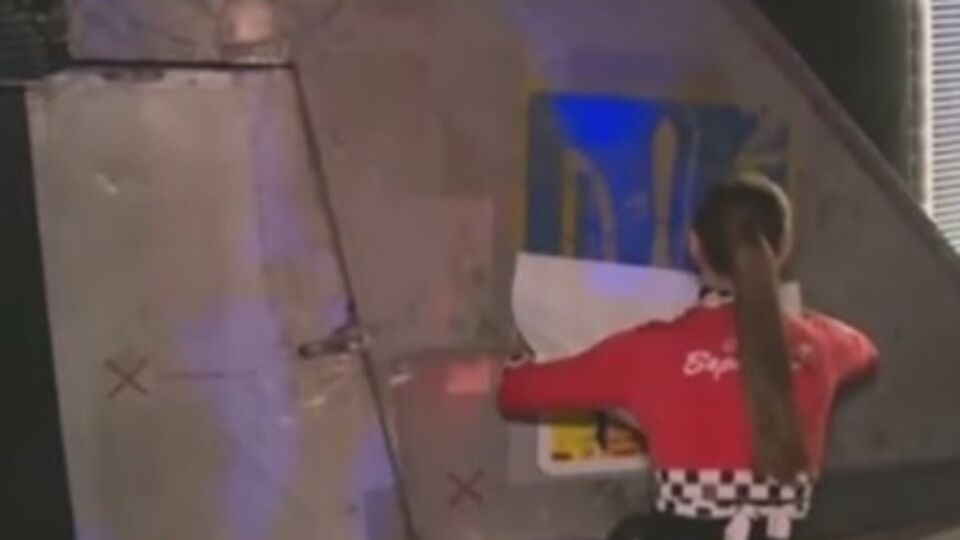 Обломок украинского самолета выставили в горловском ночном клубе, но герб Украины заклеили