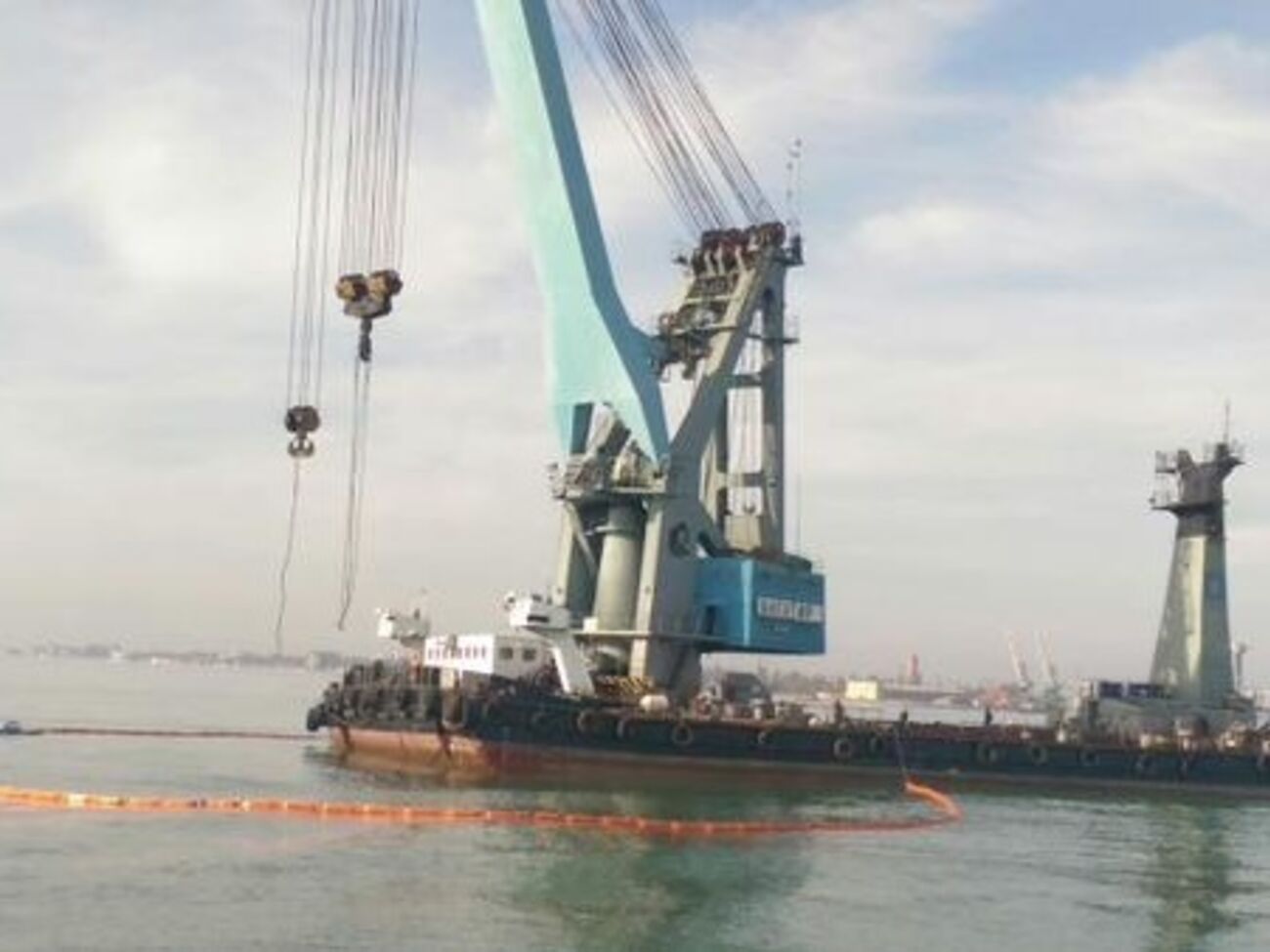 В Затоке поднимают потерпевший крушение катер