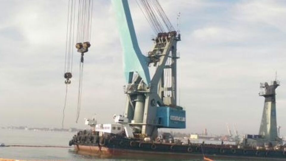 В Затоке поднимают потерпевший крушение катер