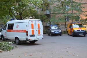 Спасатели проводят эвакуацию жителей подъезда