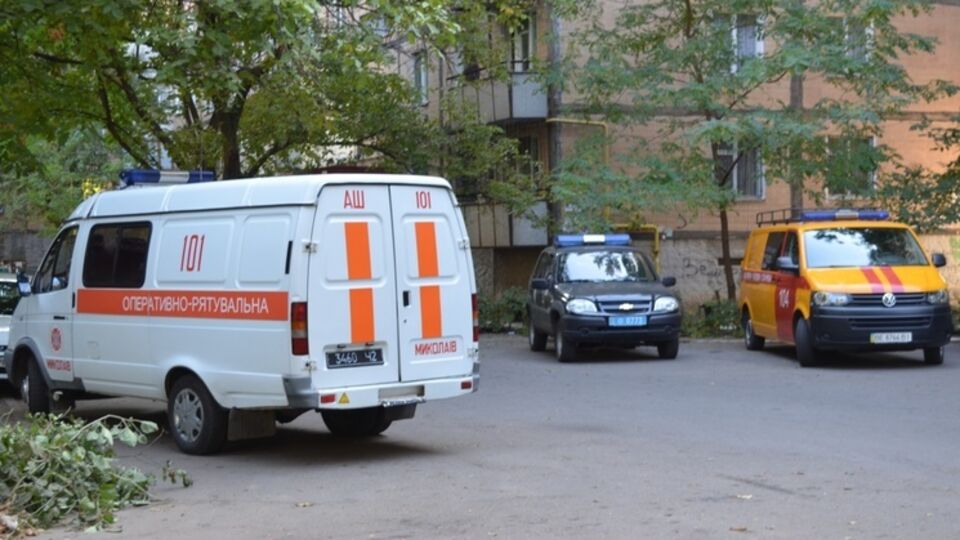 Спасатели проводят эвакуацию жителей подъезда