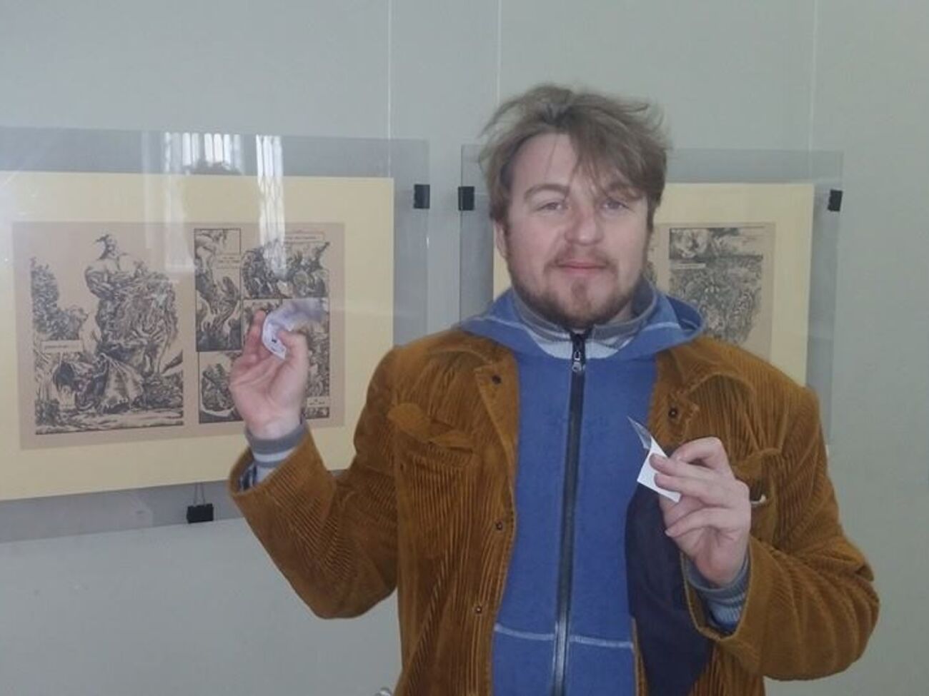 Модель Залевского перецепилась через свисающие на пол элементы шляпы