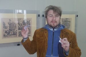 Модель Залевского перецепилась через свисающие на пол элементы шляпы