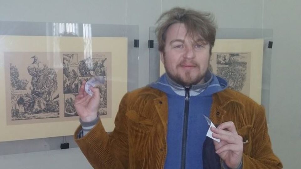 Модель Залевского перецепилась через свисающие на пол элементы шляпы