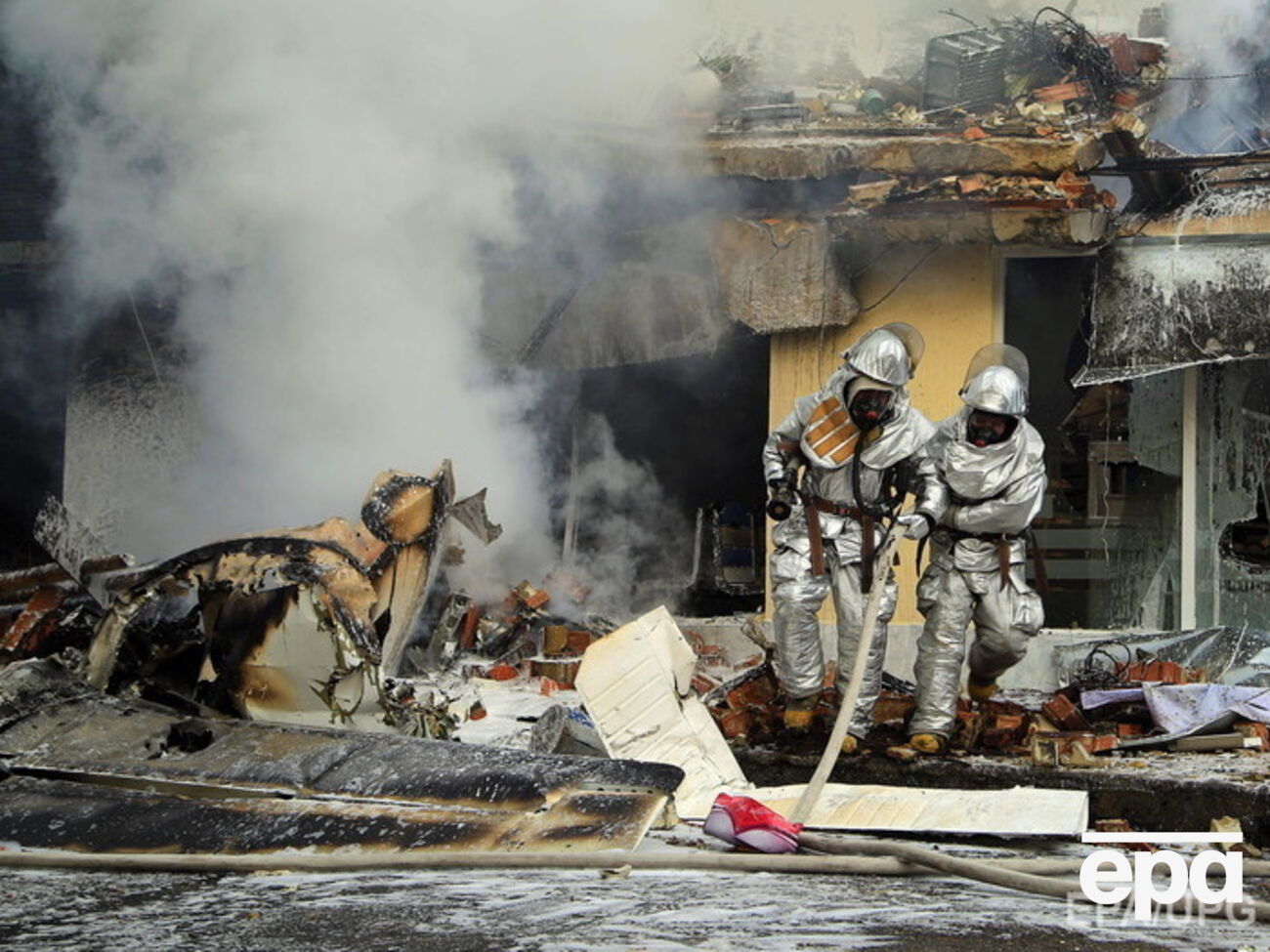 Последствия падения самолета в Боготе