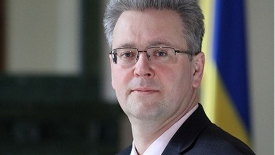 Украинский дипломат Евгений Цымбалюк, до сегодняшнего дня занимавший должность посла Украины в Кении, будет совмещать ее с должностями посла Украины в Союзе Коморских Островов и постоянного представителя при двух программах ООН