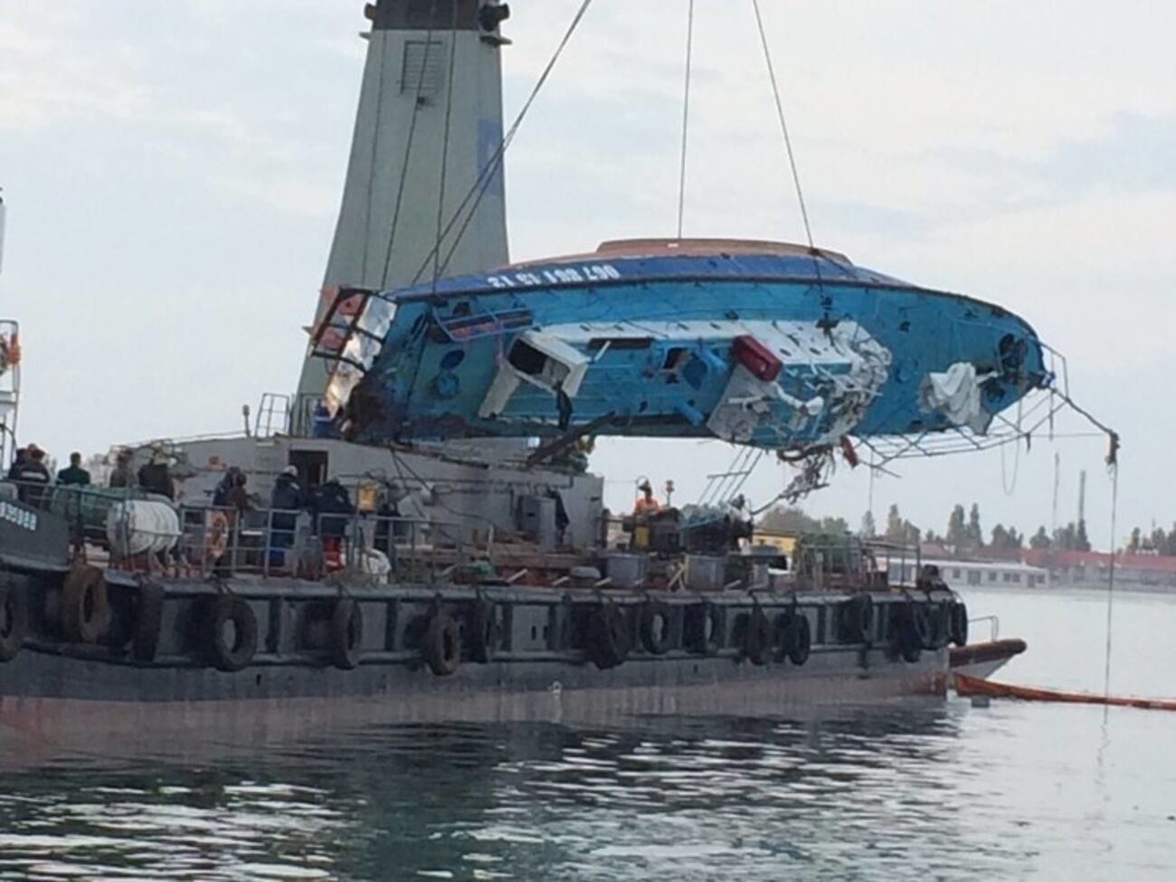 В поднятом на поверхность катере обнаружены тела еще двух погибших