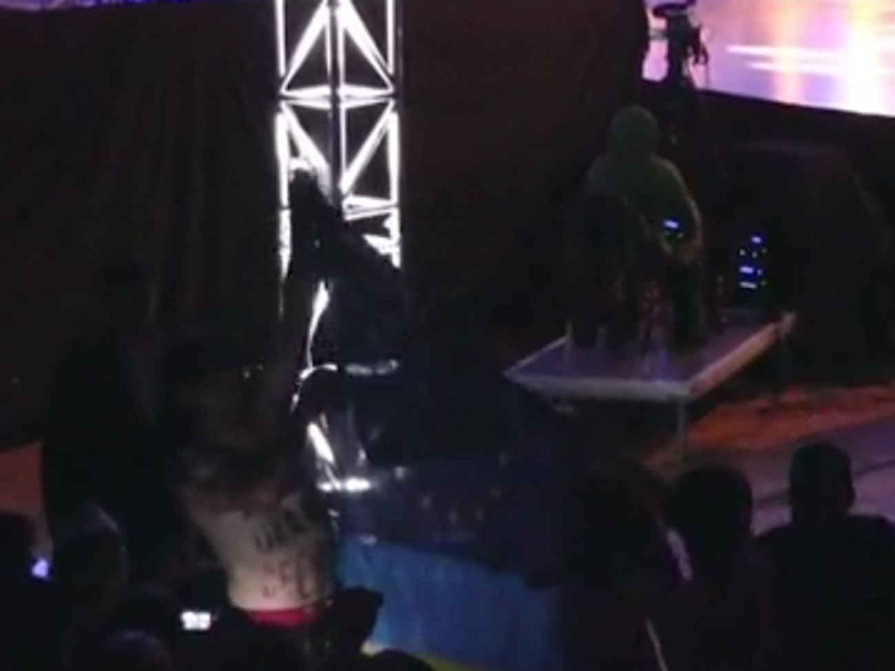 Активисты в Праге развернули флаги Украины и ЕС во время выступления официального хора российской армии