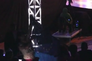 Активисты в Праге развернули флаги Украины и ЕС во время выступления официального хора российской армии