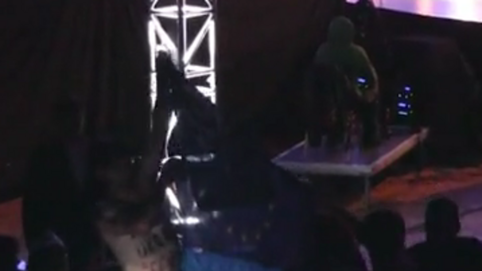 Активисты в Праге развернули флаги Украины и ЕС во время выступления официального хора российской армии