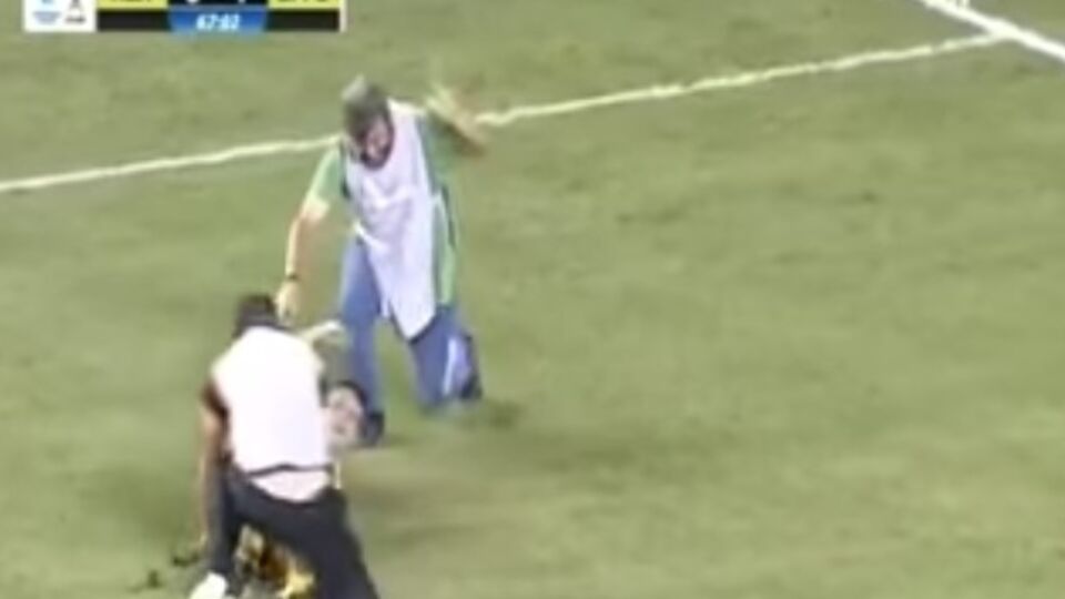 Сотрудники стадиона уронили пострадавшего футболиста