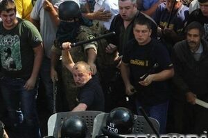 Действия экс-нардепа от ВО "Свобода" Юрия Сиротюка во время митинга 31 августа (по центру, с дубинкой в руке) – "естественные реакции", заявил глава партии Тягнибок