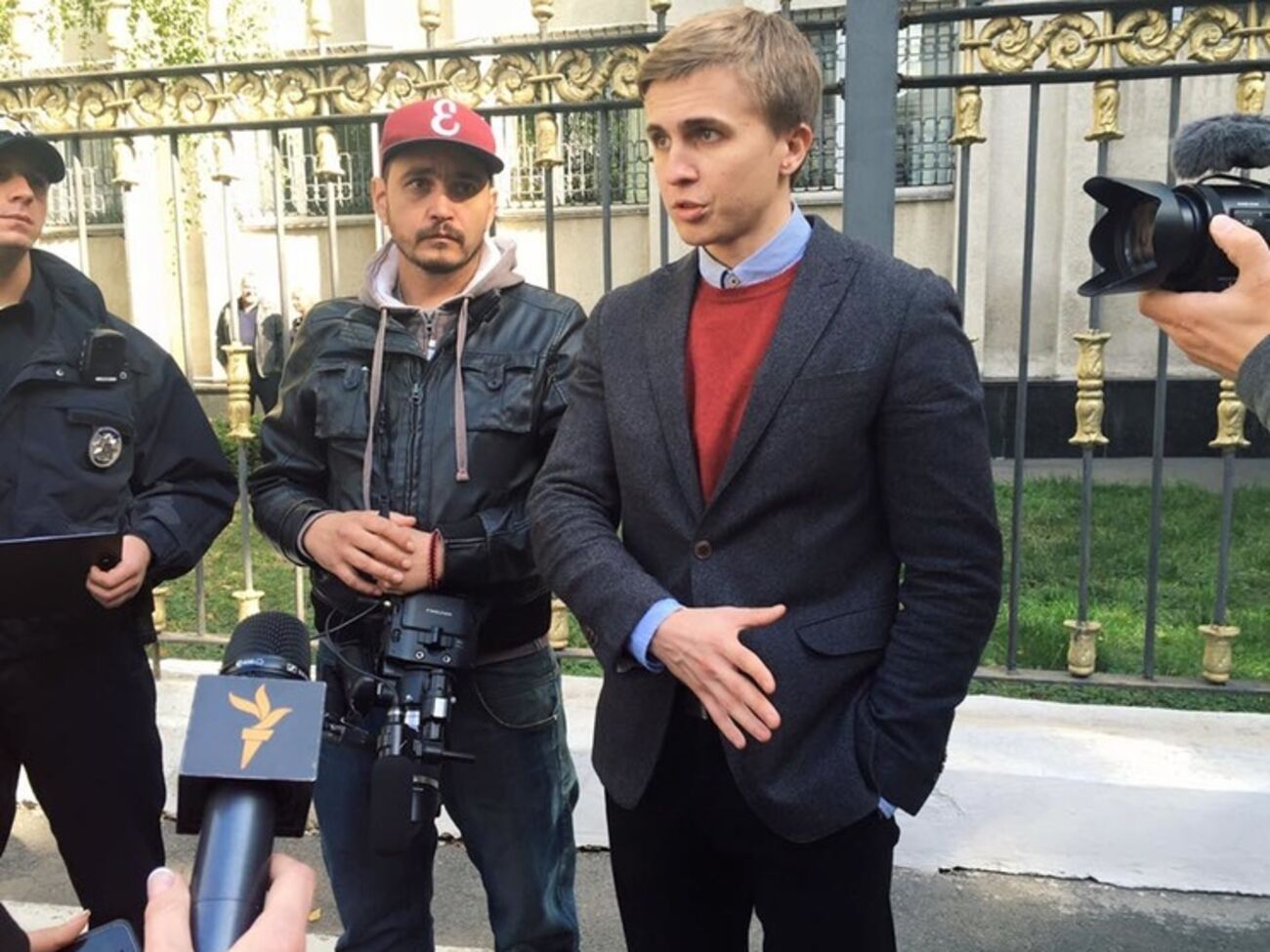 Журналист Михаил Ткач две недели снимал сюжет о дорогих автомобилях класса "люкс", которые принадлежат сотрудникам СБУ