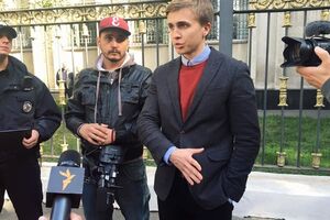 Журналист Михаил Ткач две недели снимал сюжет о дорогих автомобилях класса "люкс", которые принадлежат сотрудникам СБУ