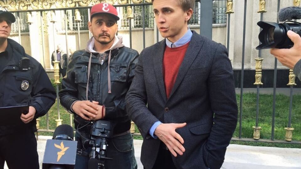 Журналист Михаил Ткач две недели снимал сюжет о дорогих автомобилях класса "люкс", которые принадлежат сотрудникам СБУ