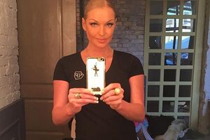 Артистка предложила пользователям распространять хештег "шпагат Волочковой"