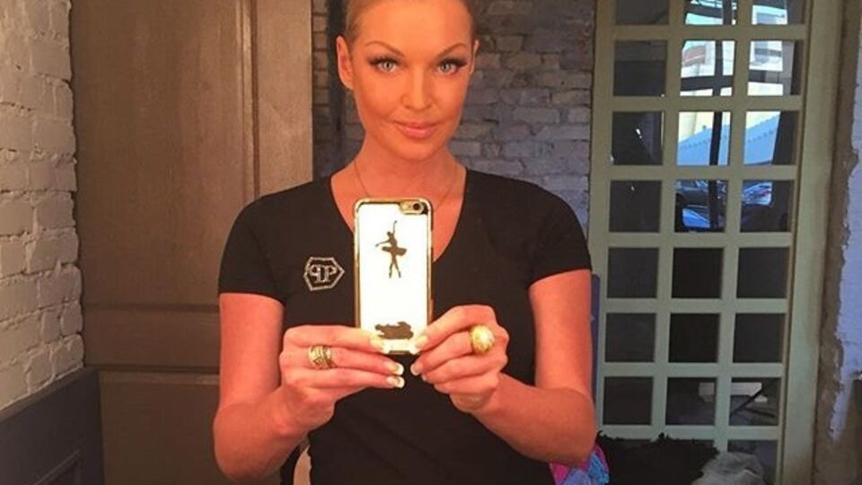 Артистка предложила пользователям распространять хештег "шпагат Волочковой"