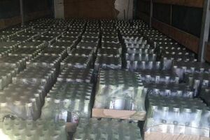 Правоохранители изъяли 10 тыс. пол-литровых бутылок водки и еще около тысячи бутылок емкостью 0,2 л