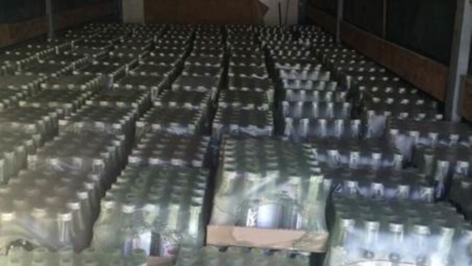 Правоохранители изъяли 10 тыс. пол-литровых бутылок водки и еще около тысячи бутылок емкостью 0,2 л